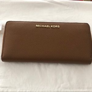 MICHAEL KORS Jet Set zip around wallet.